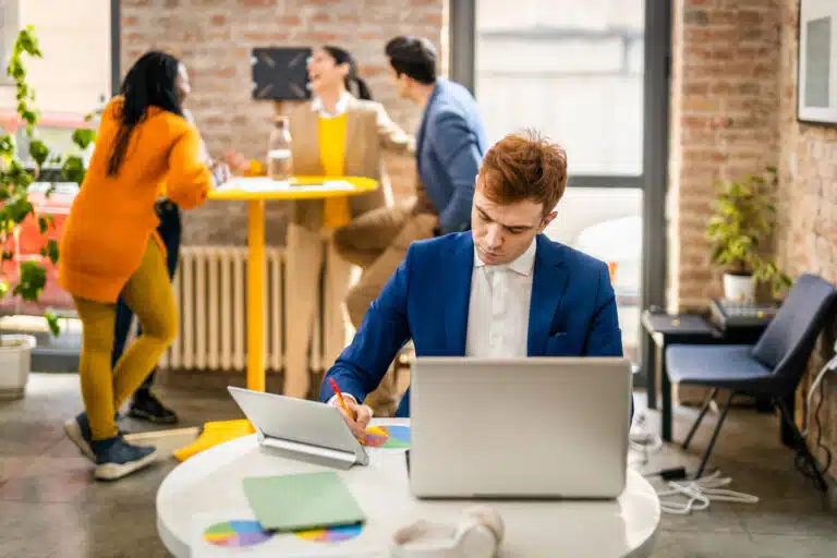 Business team working in a start-up office - AI Ondernemers