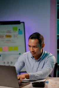 Ondernemer werkt op laptop ai kantoor belgie - AI Ondernemers Belgische ondernemer werkt s avonds met AI op laptop