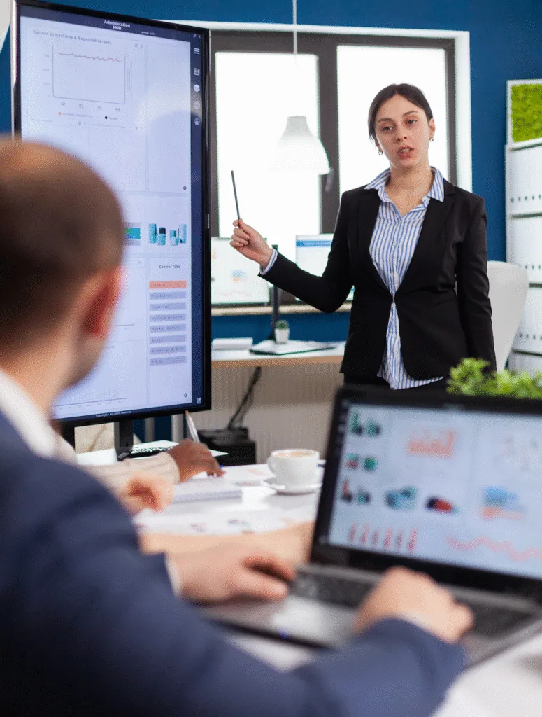 Vrouwelijke ondernemer AI presentatie KMO België - AI Ondernemers Ondernemer presenteert AI oplossingen tijdens vergadering